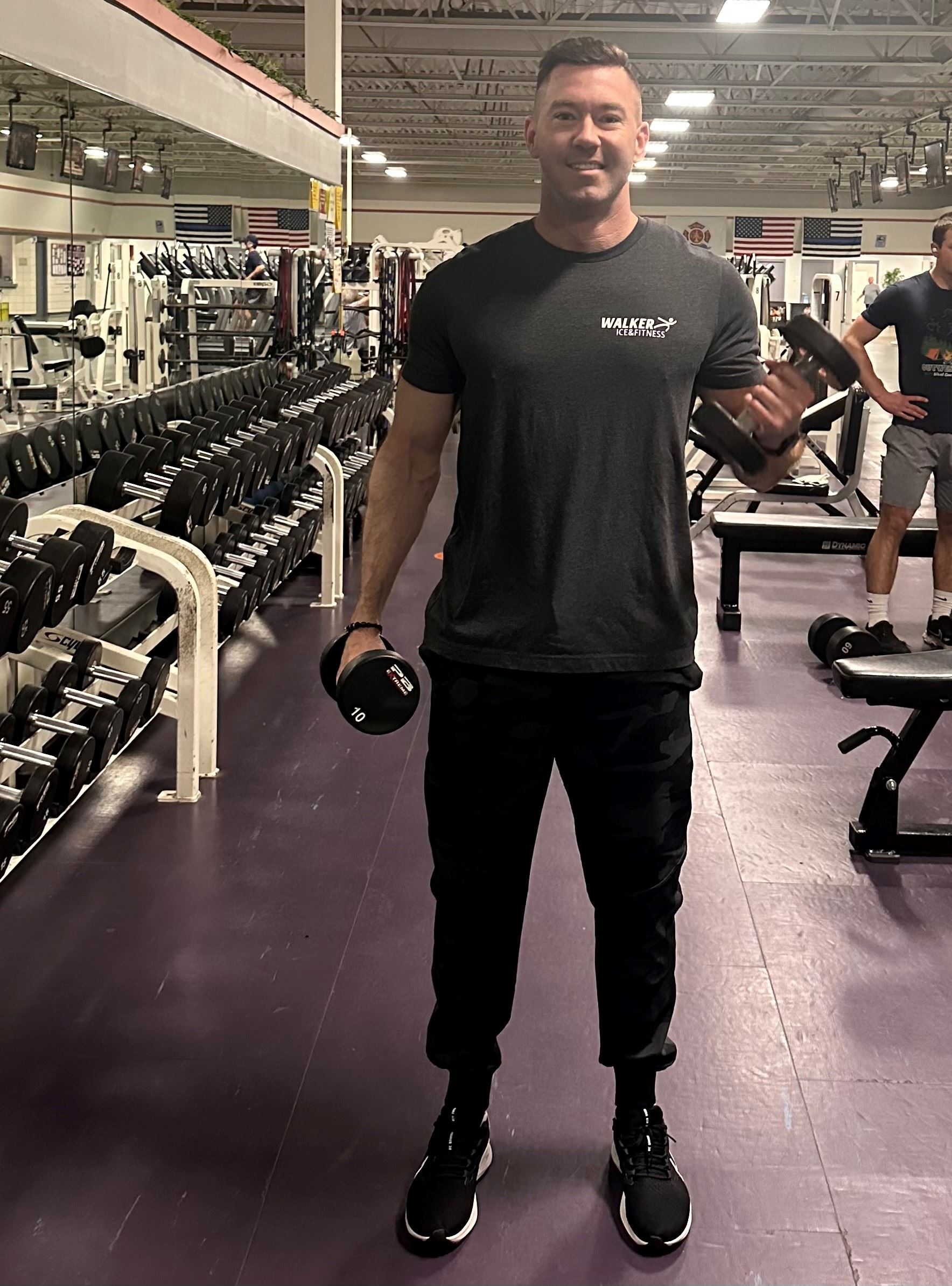 man using weights to do a bicep curl